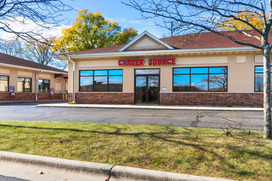 605 E Geneva St, Elkhorn, WI for sale - Primary Photo - Image 1 of 30