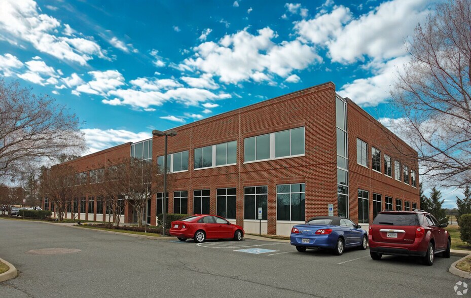 5020 Sadler Pl, Glen Allen, VA à louer - Photo du bâtiment - Image 1 de 8