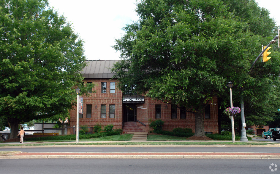 137 N Washington St, Falls Church, VA for lease - Building Photo - Image 1 of 6