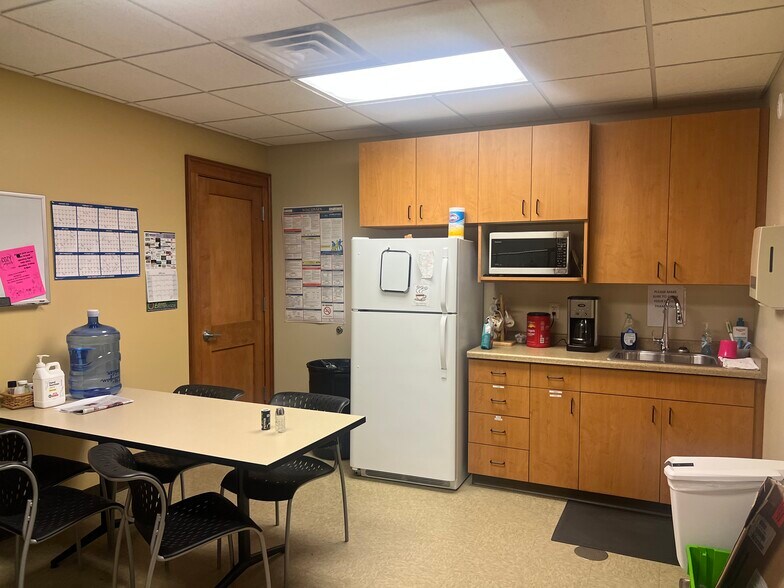 103 S 3rd Ave, Edgar, WI à vendre - Photo intérieure - Image 2 de 23