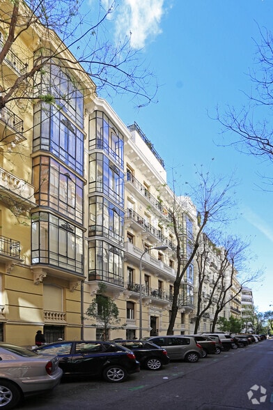 Calle del Monte Esquinza, 44, Madrid, Madrid for lease - Primary Photo - Image 1 of 2