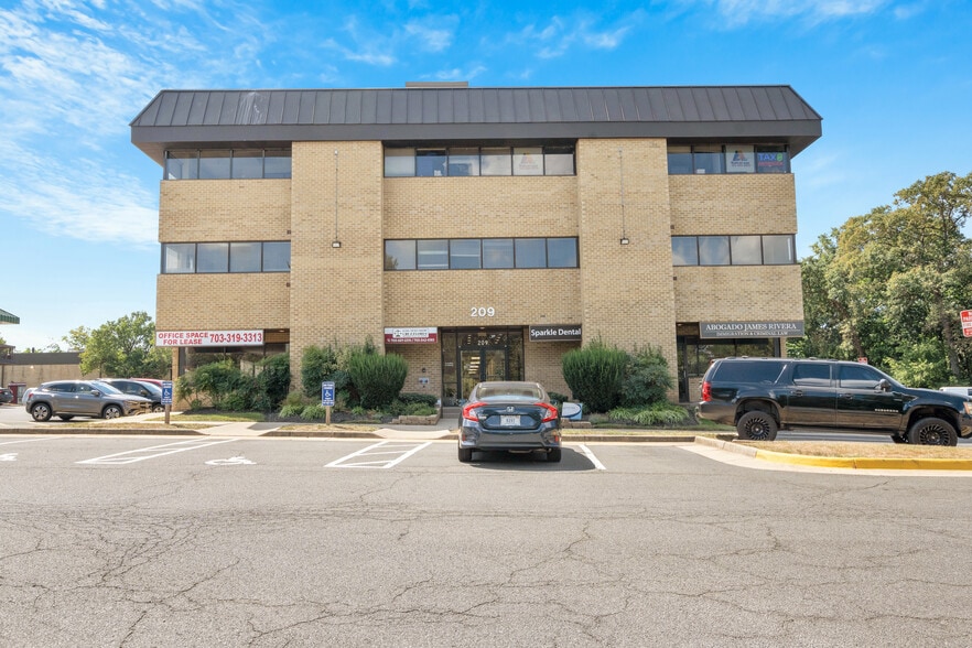 209 Elden St, Herndon, VA for lease - Building Photo - Image 1 of 8