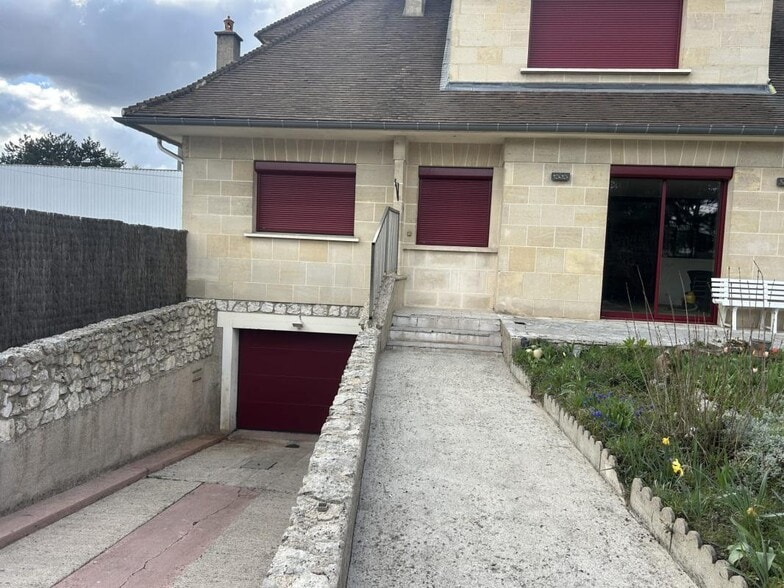 Office in Beauchamp for lease - Building Photo - Image 2 of 22