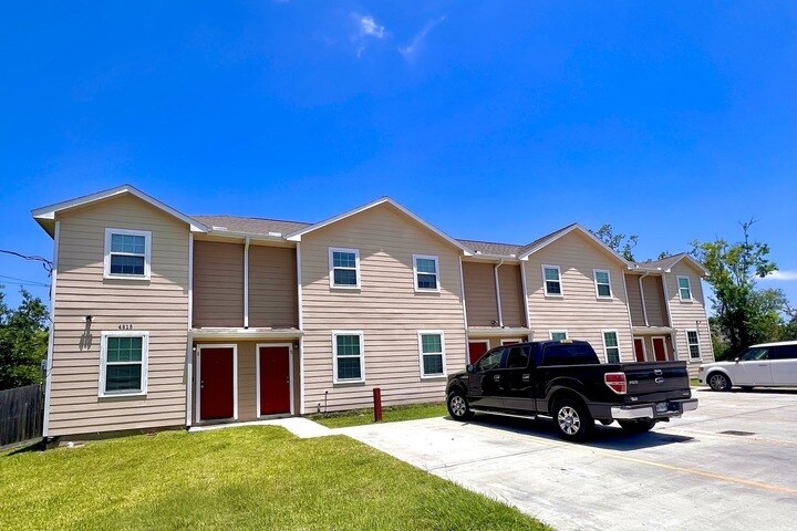 Bacliff Multifamily Portfolio portefeuille de 6 propriétés à vendre sur LoopNet.ca Photo principale- Image 1 de 15