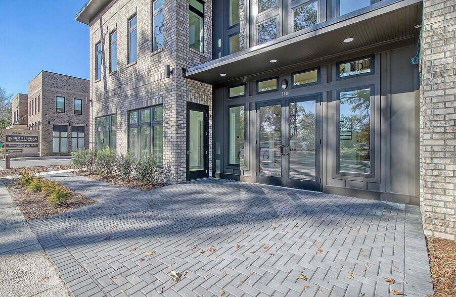 208 N Cedar St, Summerville, SC à vendre - Photo du bâtiment - Image 2 de 25