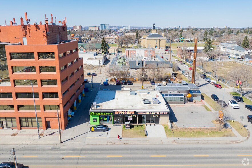 1715 Centre St NW, Calgary, AB à vendre - Aérien - Image 3 de 3