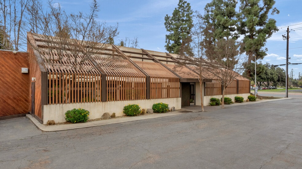 4685 N Cedar Ave, Fresno, CA for lease - Building Photo - Image 2 of 12