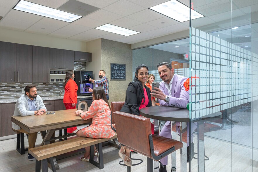 8200 NW 41st St, Miami, FL for lease - Interior Photo - Image 2 of 26