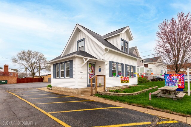 1305 Court St, McHenry, IL à vendre - Photo du bâtiment - Image 1 de 39