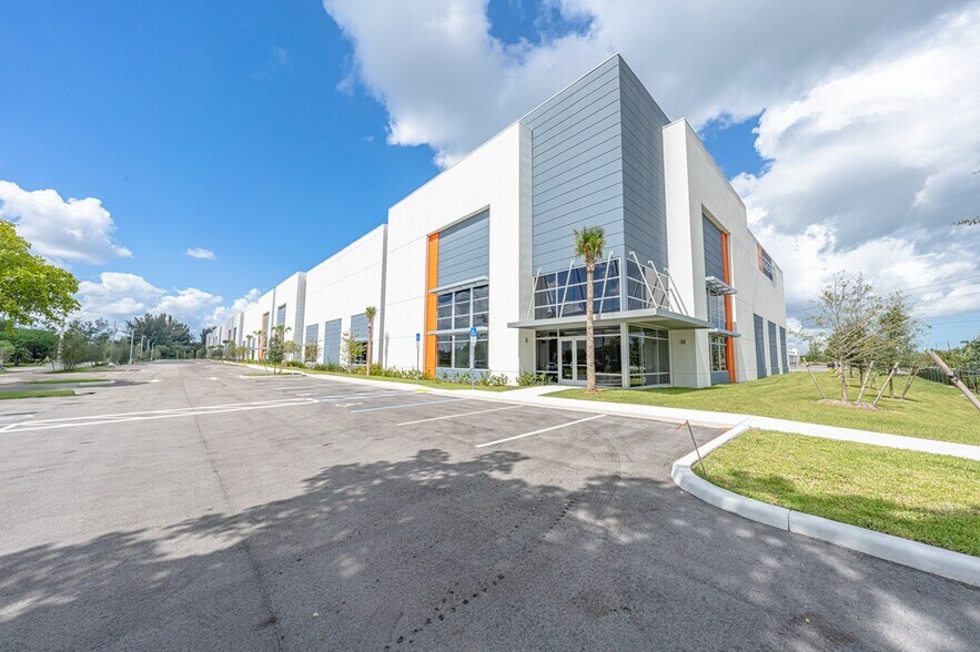 3055 Burris Rd, Davie, FL à louer - Photo du bâtiment - Image 1 de 28