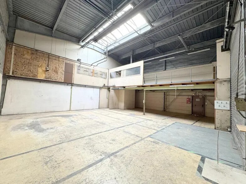 Flex in Orgeval for lease - Interior Photo - Image 2 of 7