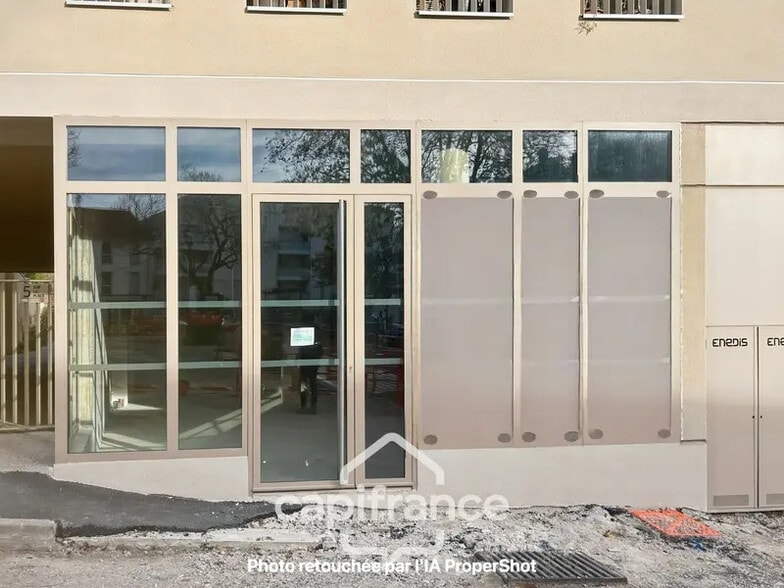 Retail in CREPIEUX-LA-PAPE for lease - Building Photo - Image 2 of 7