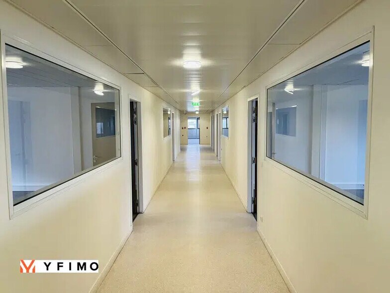 Office in Buchelay for lease - Interior Photo - Image 2 of 11