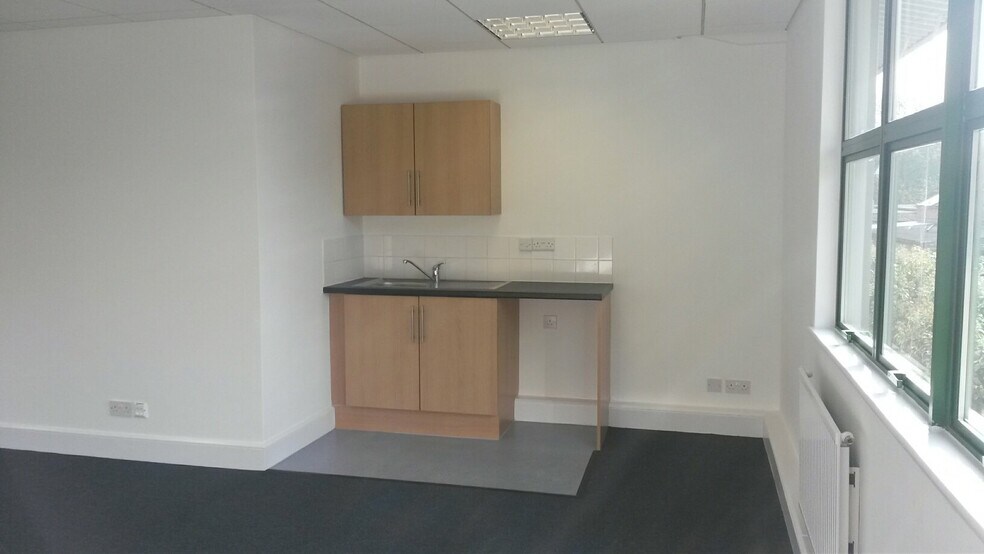 Blenheim Rd, Epsom à louer - Photo intérieure - Image 3 de 6