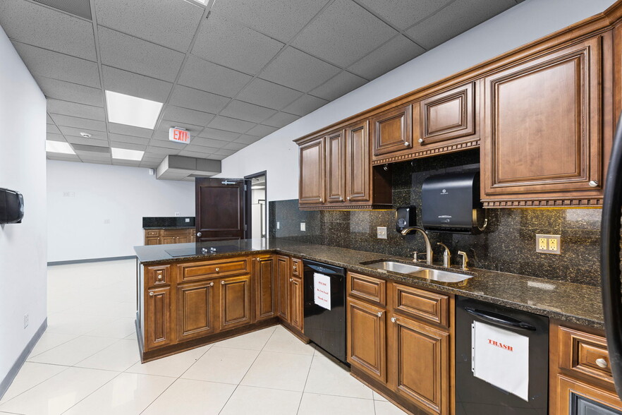 4800 Lamar Ave, Mission, KS for lease - Building Photo - Image 3 of 20