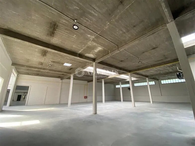 Flex in Montreuil for lease - Interior Photo - Image 3 of 12
