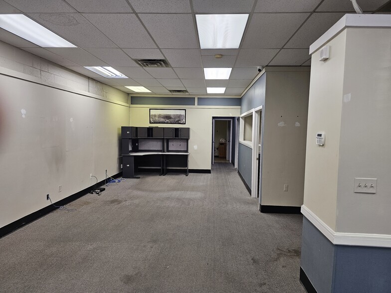 47549-47567 Van Dyke Ave, Utica, MI à louer - Photo du bâtiment - Image 3 de 6