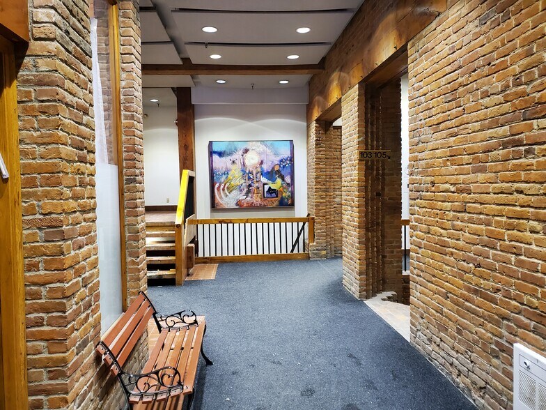 430 Rue Sainte-Hélène, Montréal, QC for lease - Lobby - Image 3 of 3