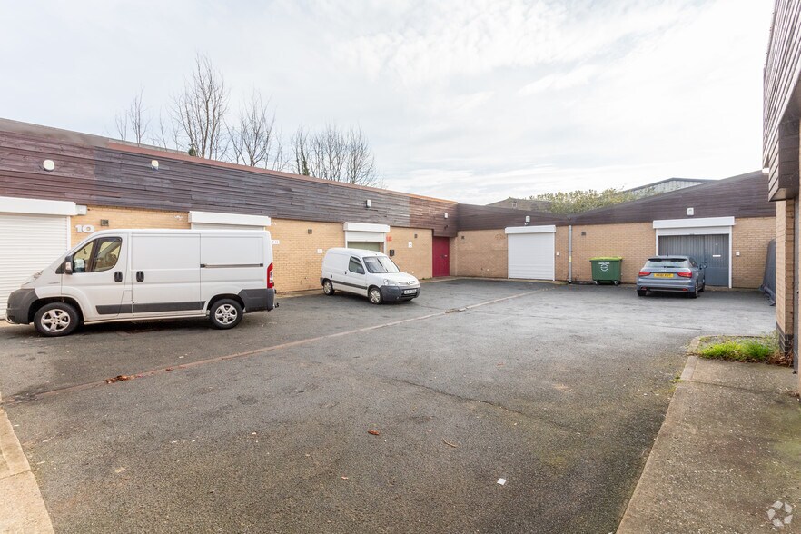 7-15 Craven Way, Newmarket à louer - Photo du bâtiment - Image 3 de 4