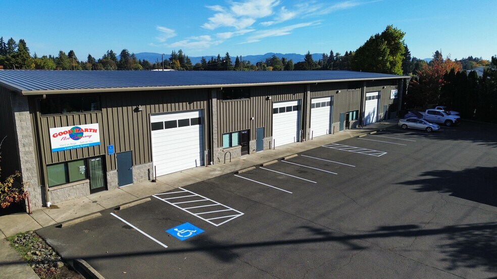 2063 Roosevelt Blvd, Eugene, OR à louer - Photo du bâtiment - Image 2 de 8