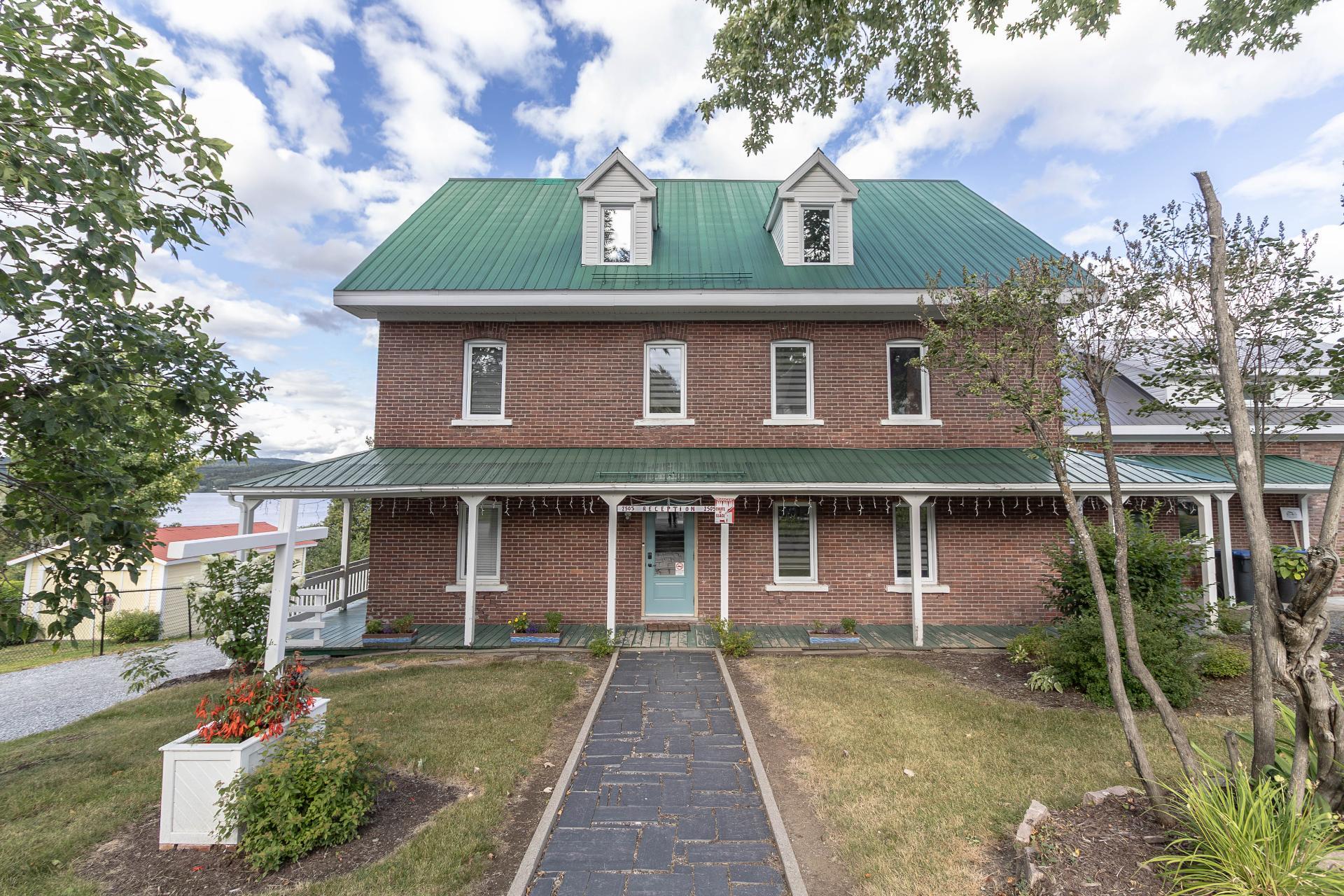 2505 Rue Commerciale S, Temiscouata-sur-le-lac, QC à vendre Photo du bâtiment- Image 1 de 2