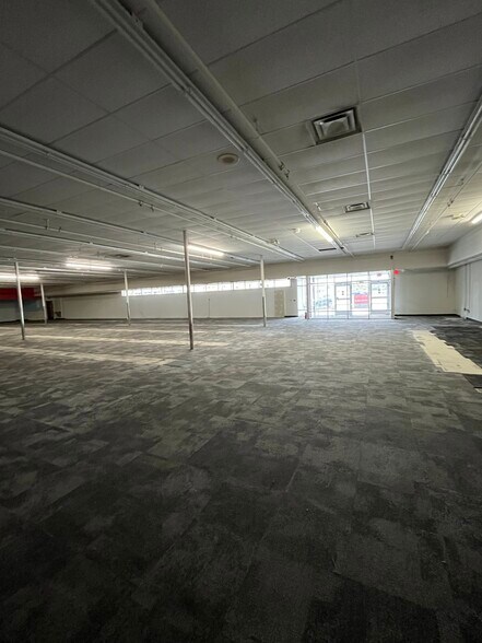 9220 W Greenfield Ave, Milwaukee, WI à vendre - Photo du bâtiment - Image 2 de 7