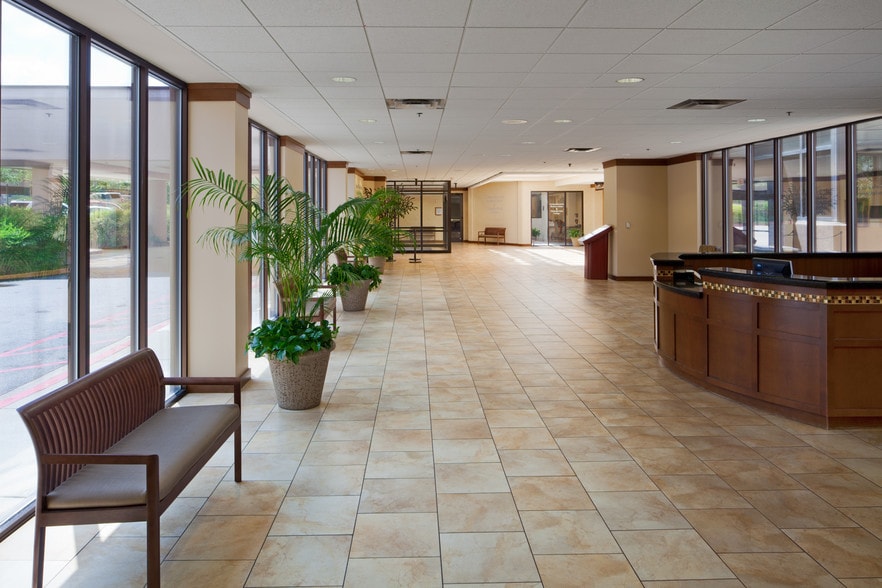 2665 N Decatur Rd, Decatur, GA à louer - Hall d’entrée - Image 2 de 4