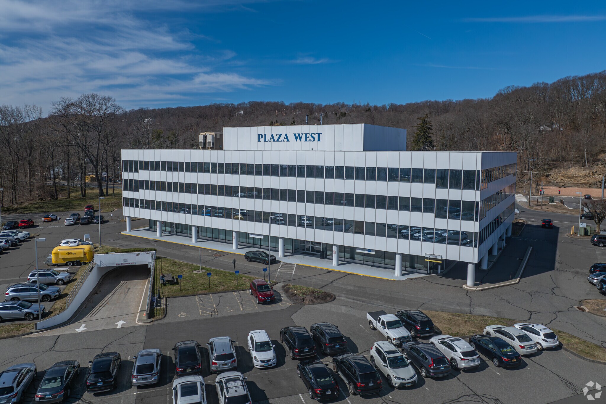 100 Mill Plain Rd, Danbury, CT à louer Photo du bâtiment- Image 1 de 7
