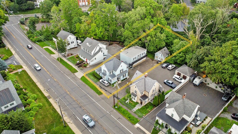 676 Boston Post Rd, Darien, CT à vendre - Photo du bâtiment - Image 1 de 24