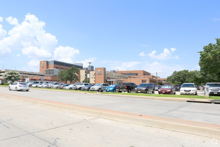 1001 N Waldrop Dr, Arlington, TX à louer - Photo du bâtiment - Image 3 de 4