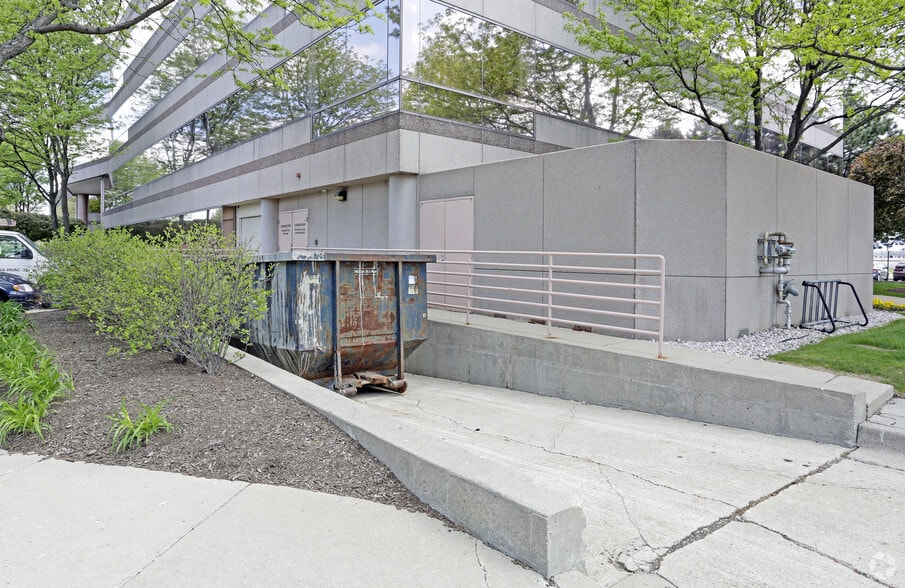 12900 Hall Rd, Sterling Heights, MI for lease - Building Photo - Image 3 of 14