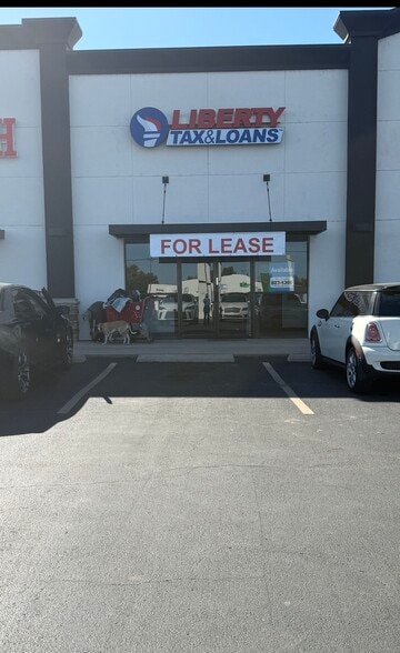 6210-6220 NW Expressway St, Oklahoma City, OK for lease - Building Photo - Image 1 of 8