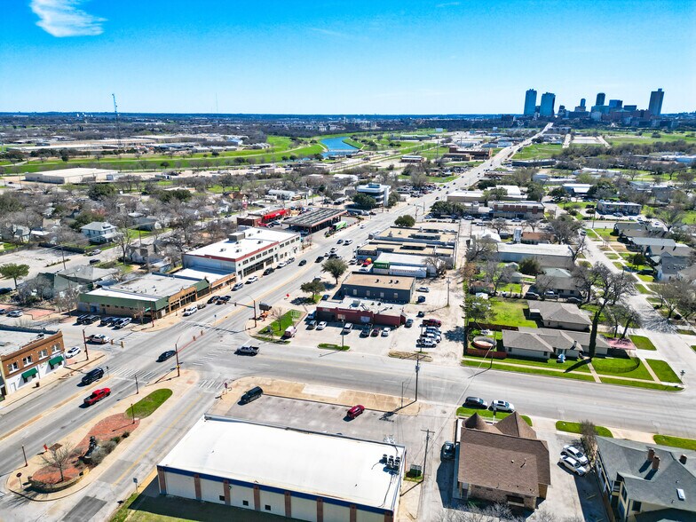 1332 N Main St, Fort Worth, TX à louer - Photo du bâtiment - Image 3 de 7
