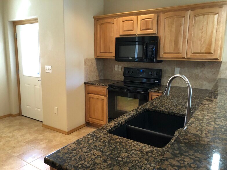 201 E Karla Ave, Haysville, KS à vendre - Photo intérieure - Image 3 de 4