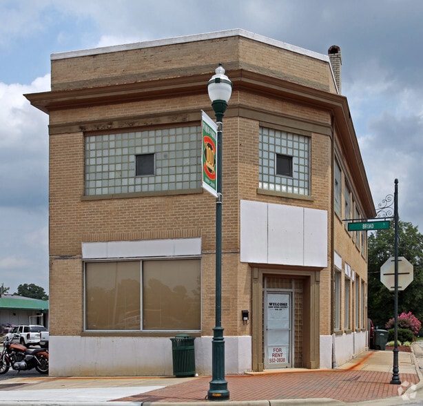 411 E Broad St, Fuquay-Varina, NC for lease - Building Photo - Image 2 of 7
