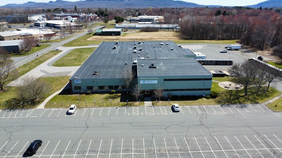 168 Industrial Dr, Northampton, MA à louer - Photo du bâtiment - Image 2 de 6