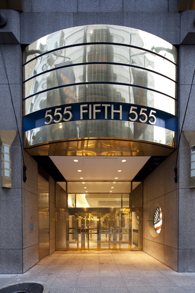 555 Fifth Ave, New York, NY à louer - Photo du bâtiment - Image 2 de 11