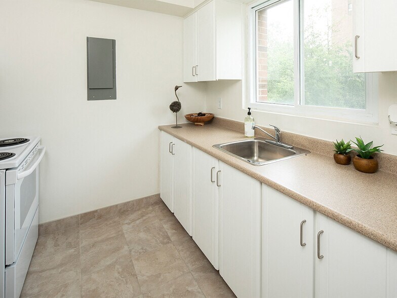 230-240 Brittany Dr, Ottawa, ON à louer - Photo intérieure - Image 3 de 10