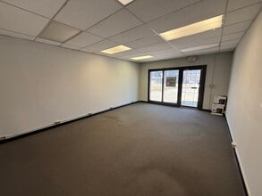 11109-11129 N Oak Tfwy, Kansas City, MO à louer Photo du bâtiment- Image 1 de 9