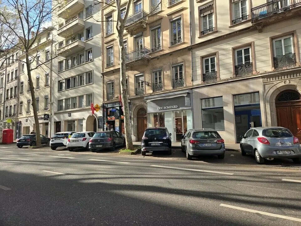 Retail in Lyon for lease Building Photo- Image 1 of 7