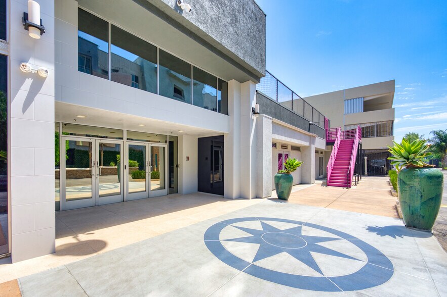 6842 Van Nuys Blvd, Van Nuys, CA à louer - Photo du bâtiment - Image 1 de 7