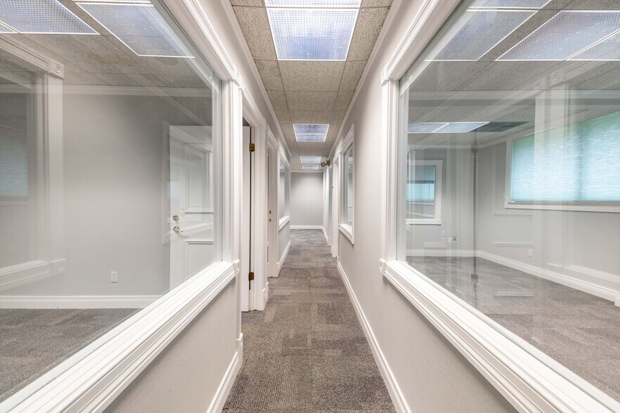 31333 W Thirteen Mile Rd, Farmington Hills, MI à louer - Photo du bâtiment - Image 2 de 6