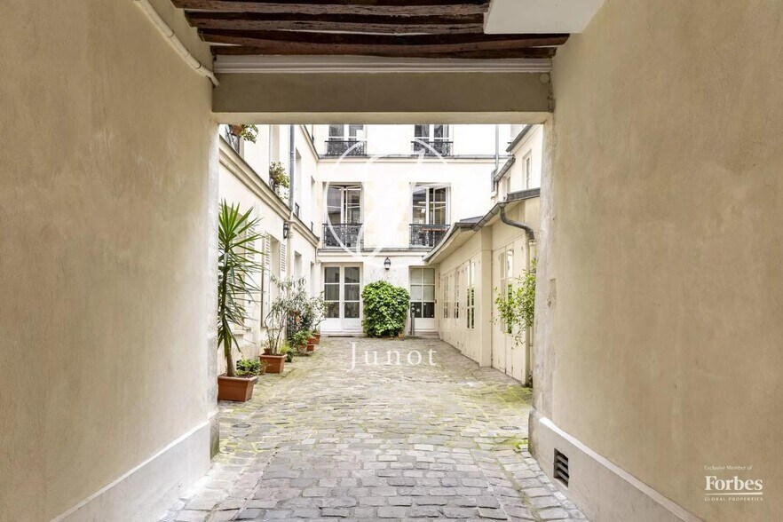 Multifamily in Paris for sale - Building Photo - Image 2 of 12