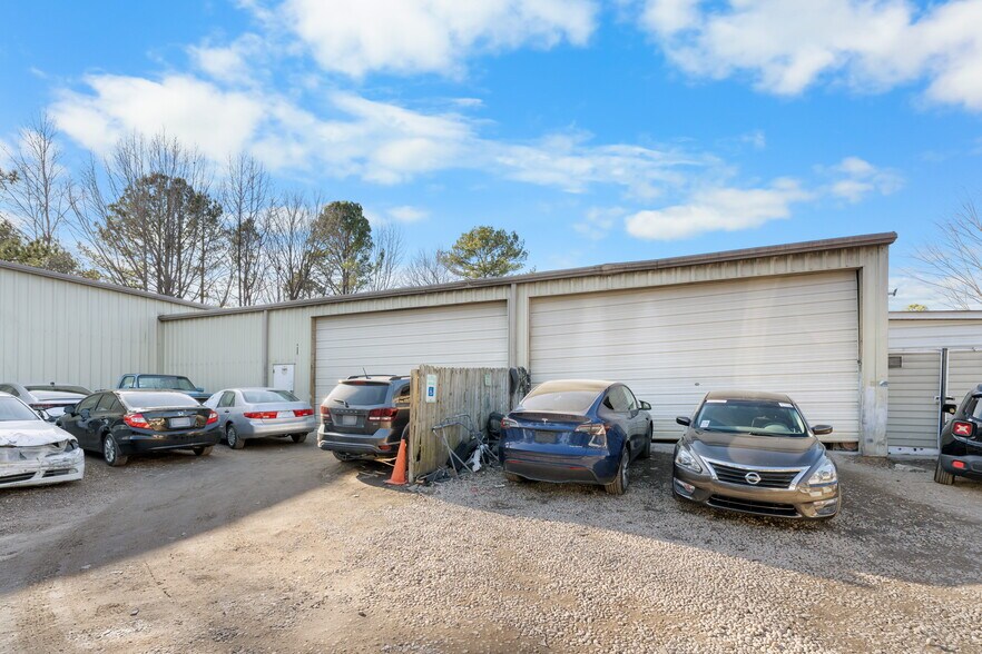 2917 Gresham Lake Rd, Raleigh, NC à louer - Photo du bâtiment - Image 3 de 4