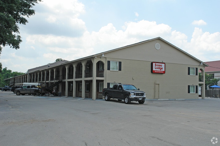 2111 NW Evangeline Trwy, Lafayette, LA for sale - Building Photo - Image 2 of 13