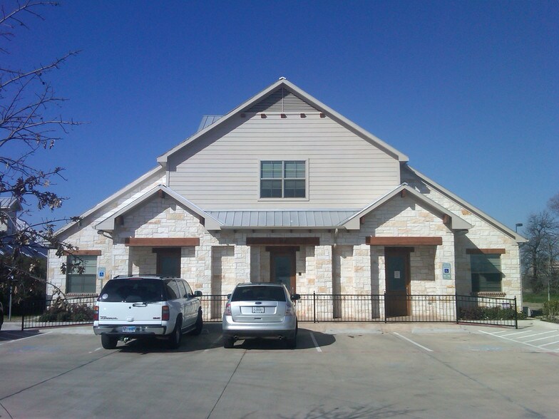 815 E Ira E Woods Ave, Grapevine, TX à louer - Photo du bâtiment - Image 3 de 4