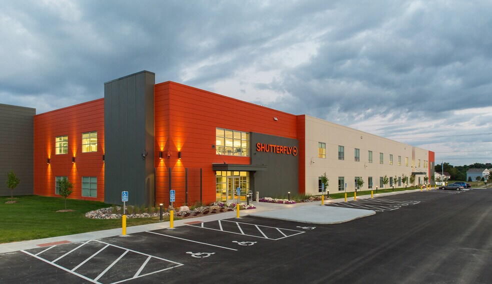 5005 Dean Lakes Blvd, Shakopee, MN for sale - Building Photo - Image 1 of 1