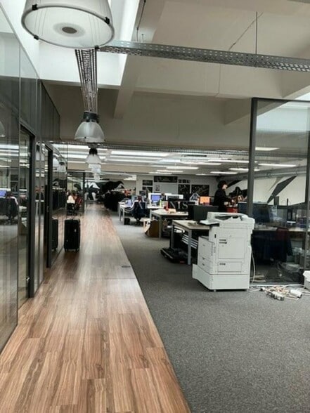 Flex in Rungis for lease - Interior Photo - Image 2 of 5