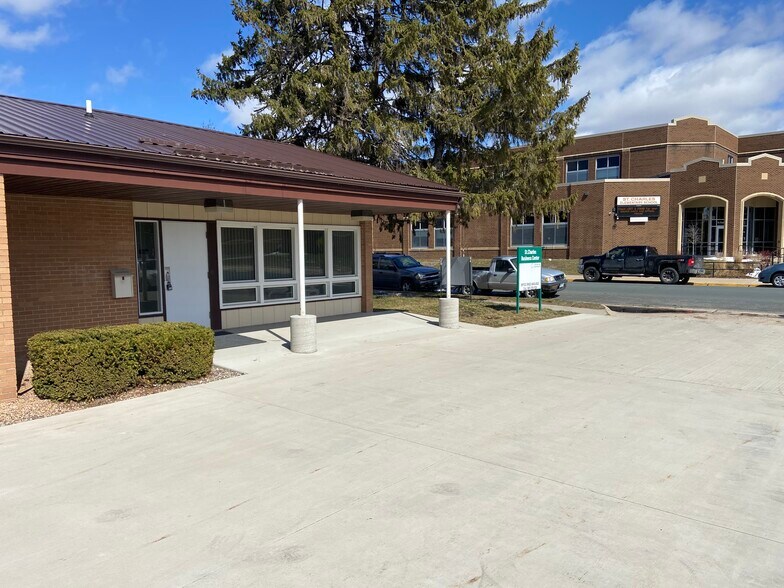 936 Church Ave, Saint Charles, MN à vendre - Photo du bâtiment - Image 2 de 23