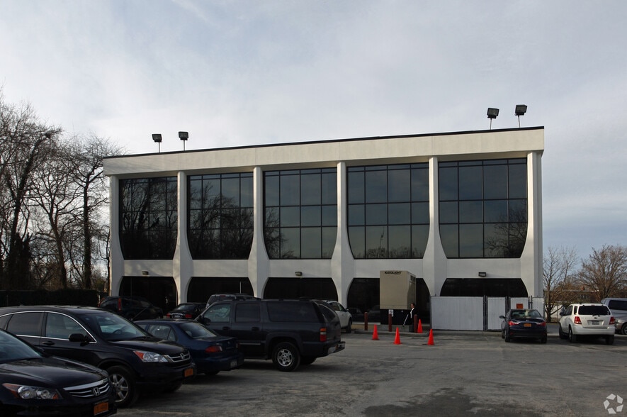300 Sunrise Hwy, West Babylon, NY for lease - Building Photo - Image 2 of 9